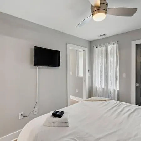 Chic Near Downtown Sleeps 14 * Nashville