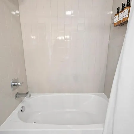 Walk & Bike-stunning Natural Light! 13 Mins To Downtown Holiday home *