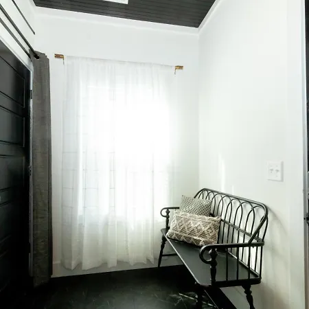 Broadway Breeze Escape Modern Comfort Holiday home