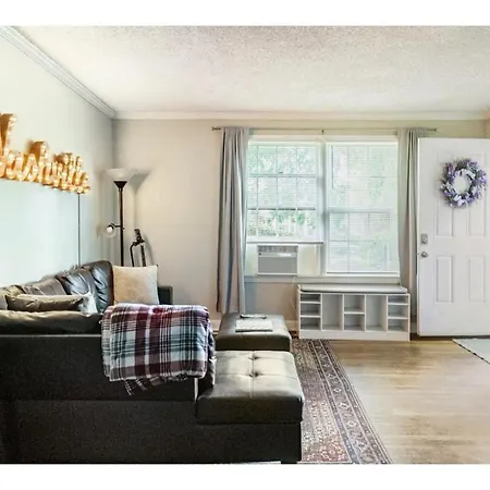 Cozy Duplex, 4 Beds, Near Downtown * Nashville