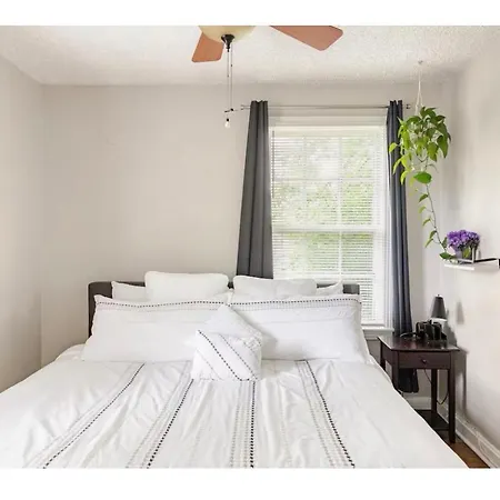 Cozy Duplex, 4 Beds, Near Downtown Nashville
