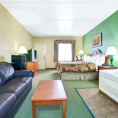 Super 8 By Wyndham Near Downtown / I-40 Hotel