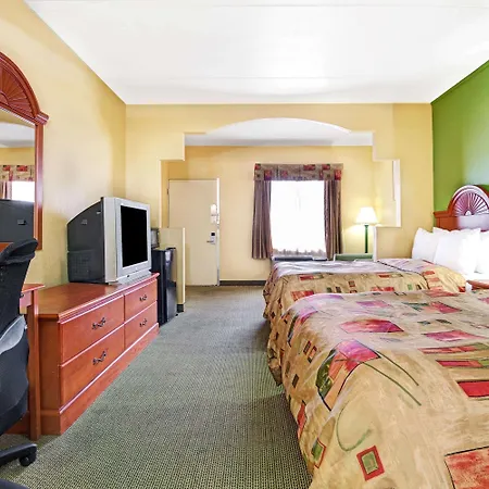 Super 8 By Wyndham Near Downtown / I-40