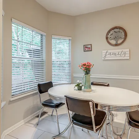 Holiday home Family W/ Deck: 12 Mi To Downtown Nashville!