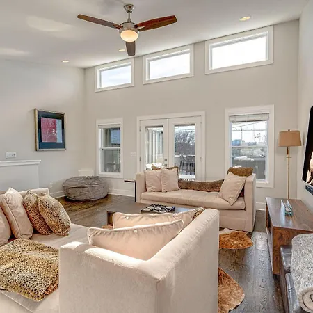 Holiday home Cultured Coach - Music Row - Mins To Downtown *