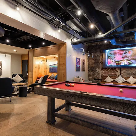 Moxy Downtown 3*
