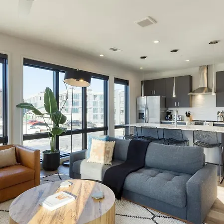 Holiday home Sleeps 18 3 Modern Midtown W Gym Pool Walkable To Shops Eats