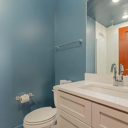 Holiday home Luxe-rooftop Echo-private Deck-4 Mins Broadway