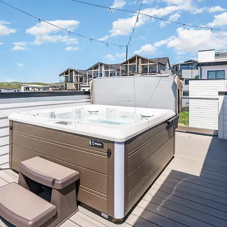 Holiday home Nimbus-rooftop Deck-hot Tub-mins To Broadway *