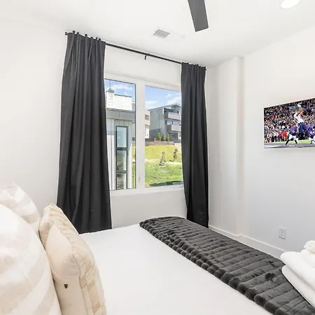 Holiday home Nimbus-rooftop Deck-hot Tub-mins To Broadway