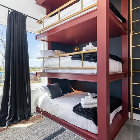 Holiday home Nimbus-rooftop Deck-hot Tub-mins To Broadway