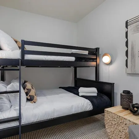 Plush Haven-2 Unit Combo-walk To Broadway Holiday home *