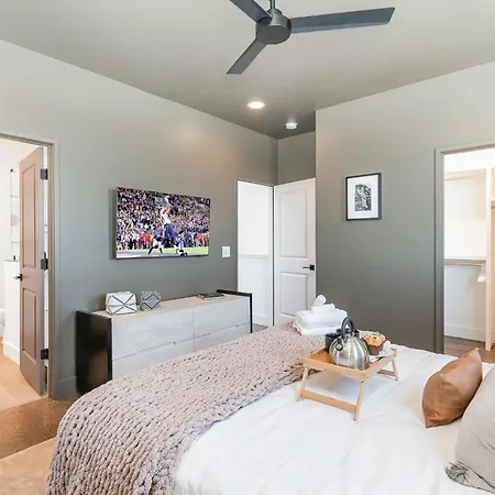 Melody Row-2 Unit Combo W/hot Tub-mins To Broadway Holiday home *