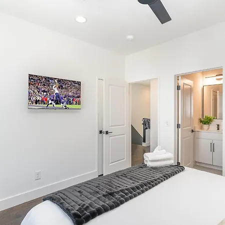 Melody Row-2 Unit Combo W/hot Tub-mins To Broadway