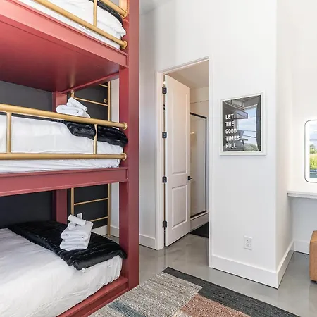 Melody Row-2 Unit Combo W/hot Tub-mins To Broadway Holiday home *