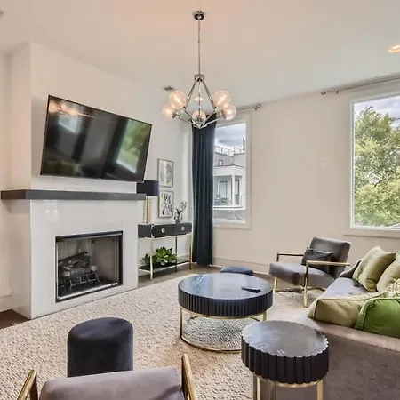Luxury - The Gulch - Private Rooftop Holiday home *