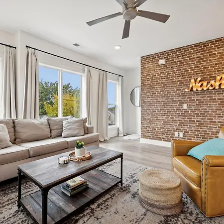 New Nash Modern Luxurious Space W Rooftop Views Holiday home Nashville
