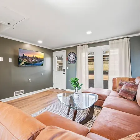 Cozy Ranch Retreat-large Deck & Yard-10 Mins To Downtown *