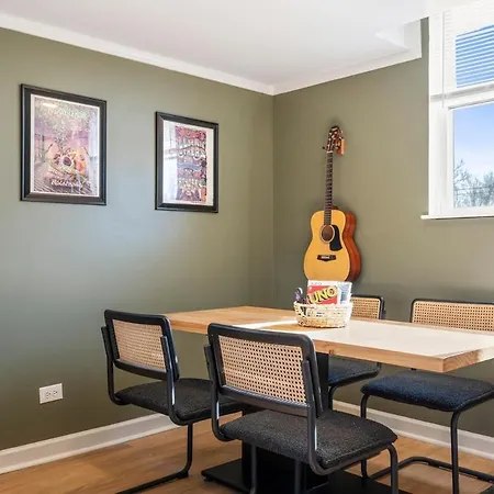 Cozy Ranch Retreat-large Deck & Yard-10 Mins To Downtown Holiday home