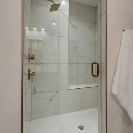 Luxury - The Gulch - Private Rooftop Holiday home *