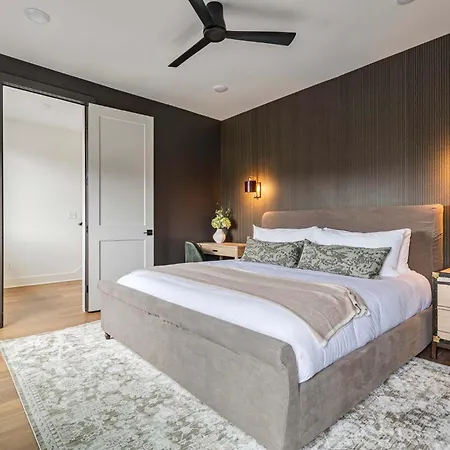 Holiday home The Elmwood - Brand New Rooftop Lounge W Firepit Nashville