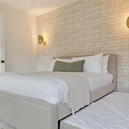 The Elmwood - Brand New Rooftop Lounge W Firepit Holiday home *