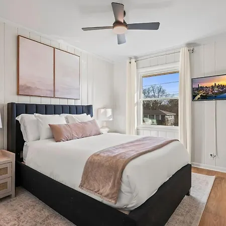 Cozy Ranch Retreat-large Deck & Yard-10 Mins To Downtown Holiday home