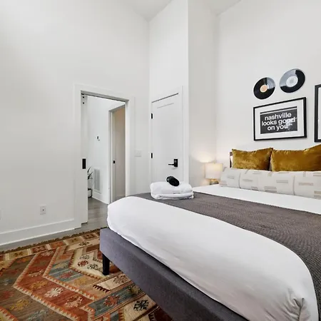 New Nash Modern Luxurious Space W Rooftop Views Holiday home Nashville