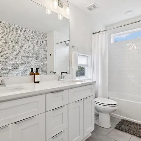 New Nash Modern Luxurious Space W Rooftop Views *