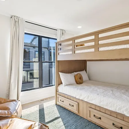 Apartment New Stylish Nash Townhouse W Hot Tub & Rooftop Nashville