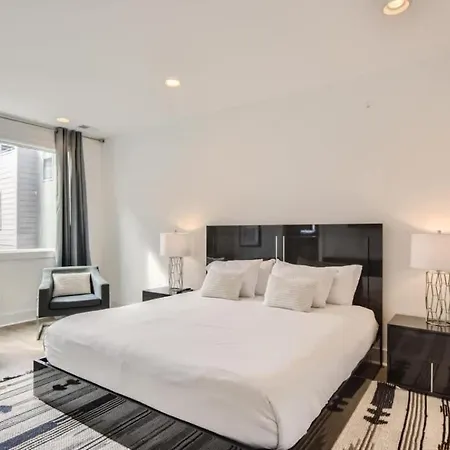 Apartment Gulch Downtown Skyline View *