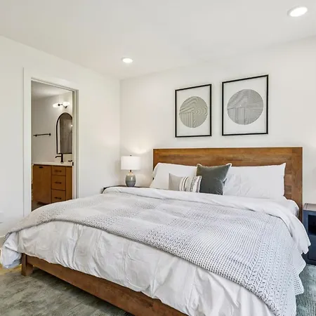 Apartment New Stylish Nash Townhouse W Hot Tub & Rooftop