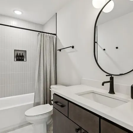 New Stylish Nash Townhouse W Hot Tub & Rooftop Apartment