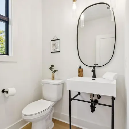 New Stylish Nash Townhouse W Hot Tub & Rooftop Apartment *