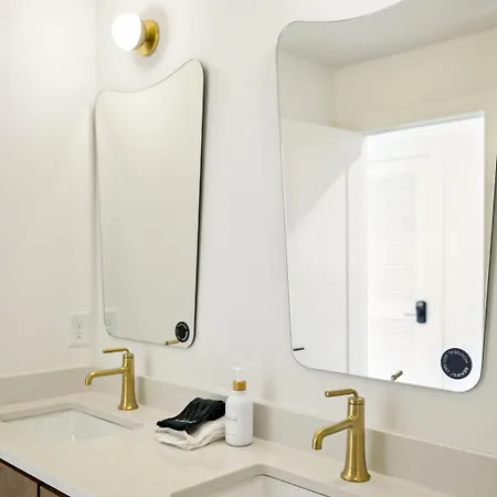 New Stylish Nash Townhouse W Hot Tub & Rooftop