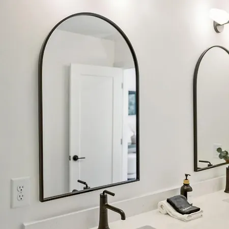New Stylish Nash Townhouse W Hot Tub & Rooftop *