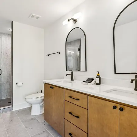 Apartment New Stylish Nash Townhouse W Hot Tub & Rooftop *