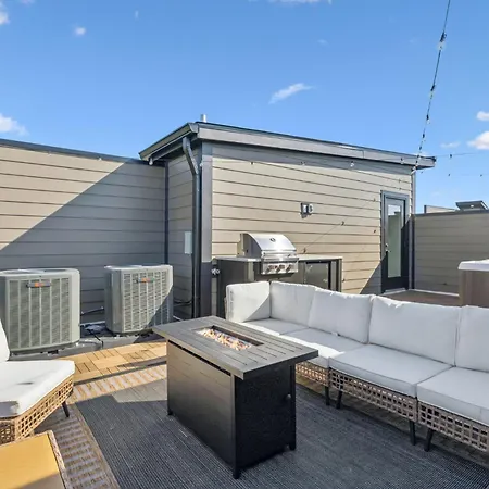 New Stylish Nash Townhouse W Hot Tub & Rooftop *