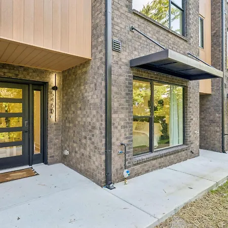 New Stylish Nash Townhouse W Hot Tub & Rooftop Apartment