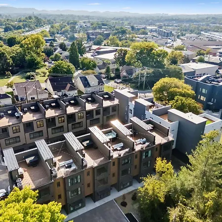 New Stylish Nash Townhouse W Hot Tub & Rooftop * Nashville