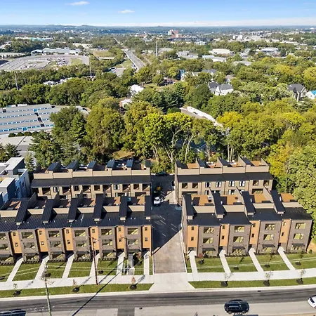 New Stylish Nash Townhouse W Hot Tub & Rooftop Apartment *