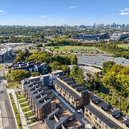 New Stylish Nash Townhouse W Hot Tub & Rooftop Apartment
