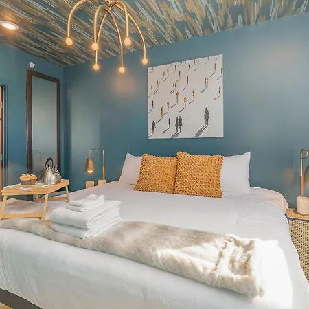 Luxe-rooftop Echo-private Deck-4 Mins Broadway Holiday home *