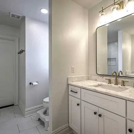 Dream Sylvan Park 4 Bed 3 Bath, Lush Outdoor Area Holiday home Nashville