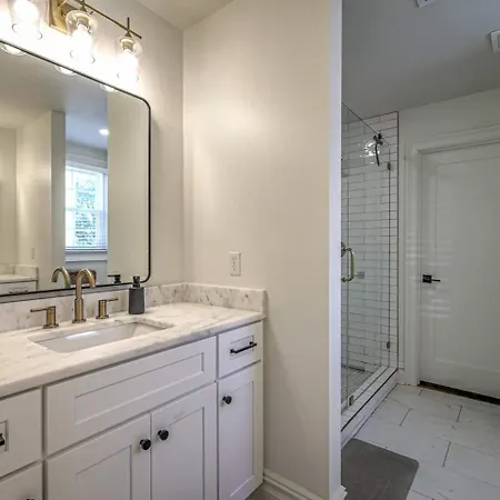 Dream Sylvan Park 4 Bed 3 Bath, Lush Outdoor Area Holiday home Nashville