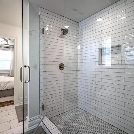 Dream Sylvan Park 4 Bed 3 Bath, Lush Outdoor Area