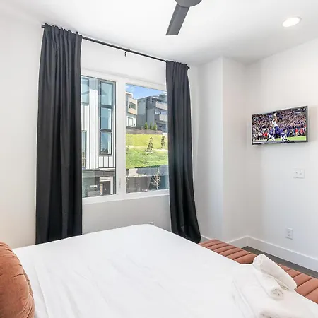 Melody Row-2 Unit Combo W/hot Tub-mins To Broadway *