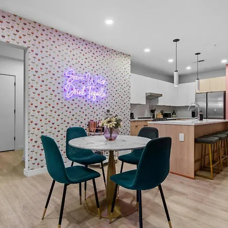Apartment Walk To Broadway- Pool & Cabanas-luxury Nashville