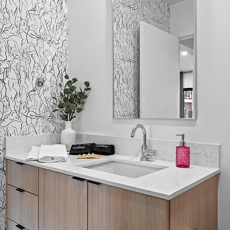 Apartment Walk To Broadway- Pool & Cabanas-luxury *