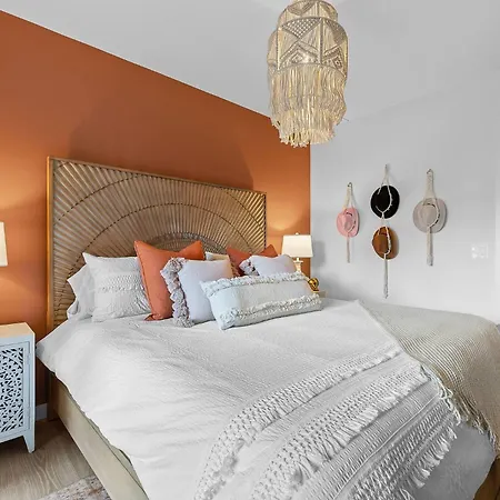 Apartment Walk To Broadway- Pool & Cabanas-luxury Nashville